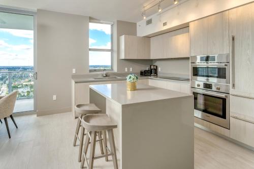 NEW2019 Spacious WaterView CornerSuite 19thFLOOR! - image 3