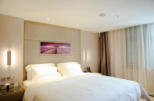 Deluxe King size bed Room image 3