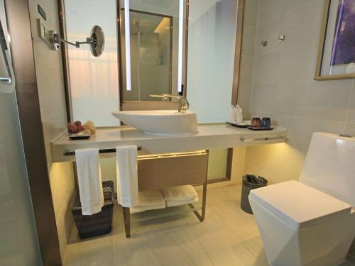 room detail thumbnail 2