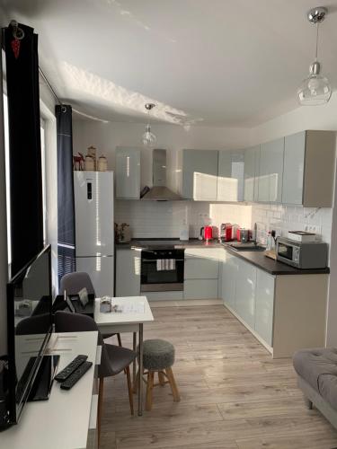 Cozinha, BL - The Apartment Lenka, 24hr Self Check-in, Free Private Parking, Balcony with Mountain View, 5 mi in Banska Bystrica