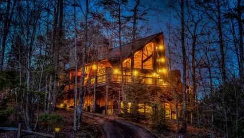 Hilltop Hideaway- EV Car Charger | Hot Tub | All Inclusive Game Room | Close to town - image 5