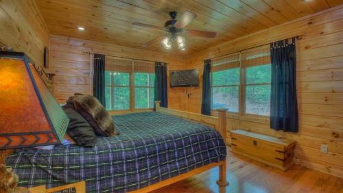 Four-Bedroom Holiday Home room in Majestic Peace- Dog Friendly | Screened Porch | Spectacular Views