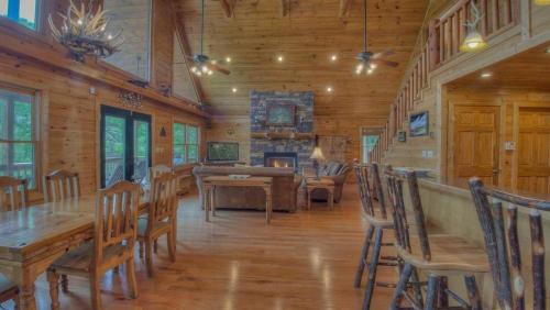 Majestic Peace- Dog Friendly | Screened Porch | Spectacular Views - image 2