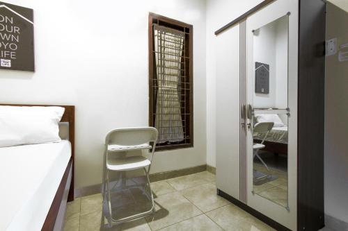 OYO Life 3451 Kost Shavero