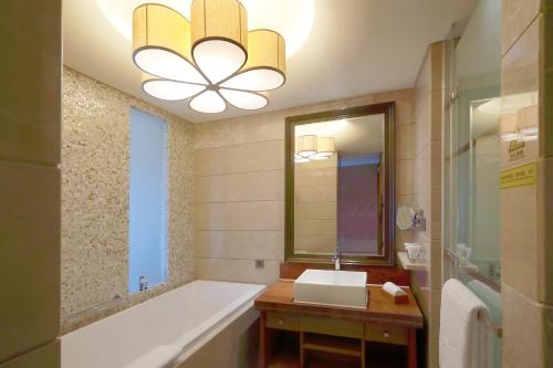 room detail thumbnail 2