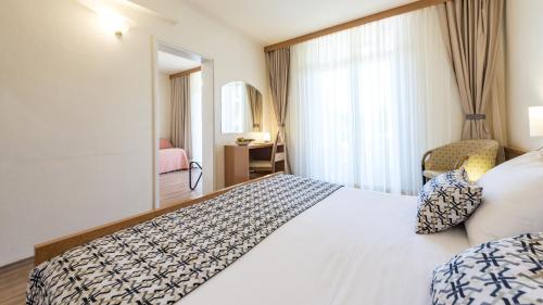 Chambre triple, vue sur la mer, balcon