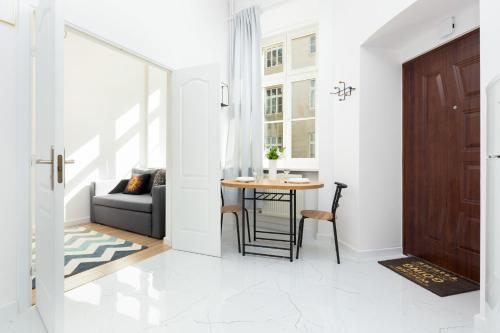 Apartments Aleje Jerozolimskie 85 by Renters - image 10