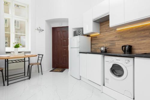 Apartments Aleje Jerozolimskie 85 by Renters - image 9