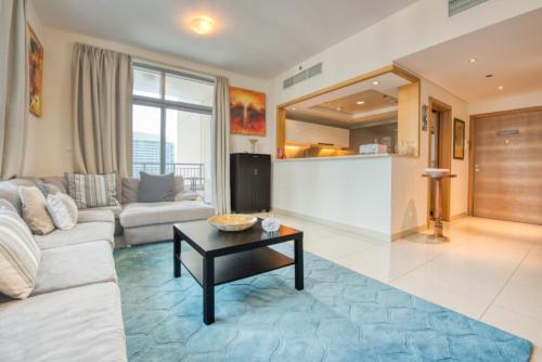 Close to Burj Khalifa & Dubai Mall with Relaxing Balcony, Claren Tower 1, Downtown Dubai by Deluxe Holiday Homes, Dubaj (fotografie 3)