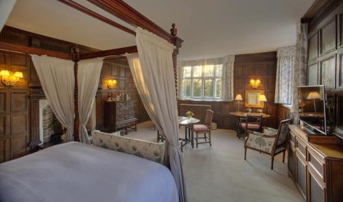 Gravetye Manor in Іст Грінстед