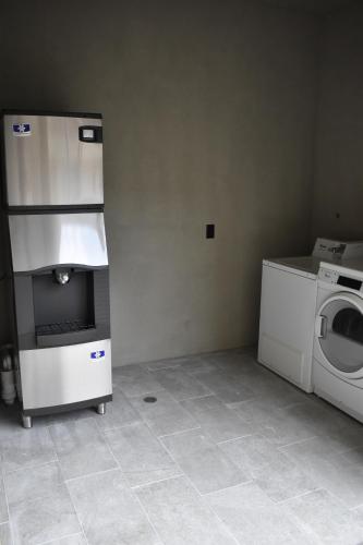 Days Inn & Suites by Wyndham Downtown/University of Houston - image 13