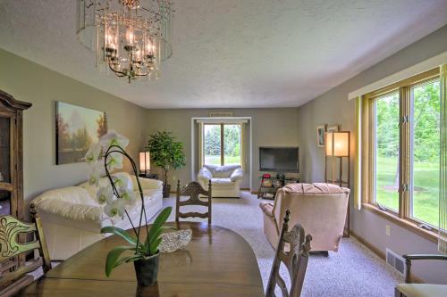 Charming Lewiston Apt 10 Miles to Niagara Falls! in Lewiston, USA