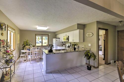 Charming Lewiston Apt 10 Miles to Niagara Falls! in Lewiston, USA