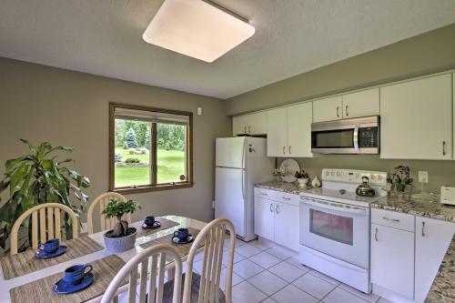 Charming Lewiston Apt 10 Miles to Niagara Falls! in Lewiston, USA