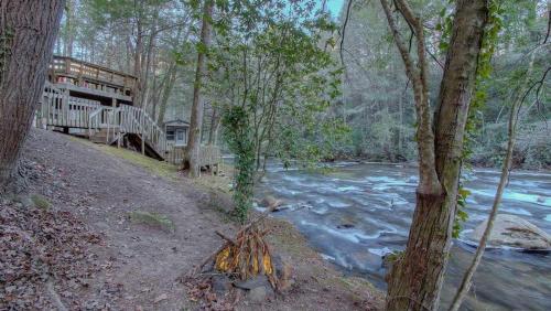 Riverbend Cottage by Escape to Blue Ridge - main image