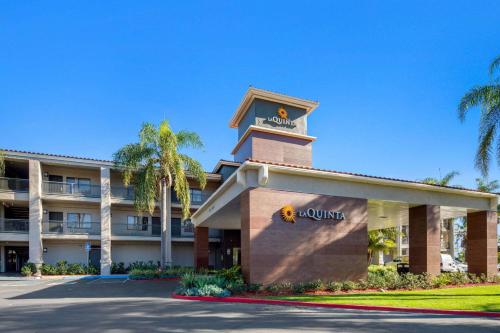 設施, 奧蘭治郡機場溫德姆拉昆塔套房酒店 (La Quinta Inn & Suites by Wyndham Orange County Airport) in 聖塔安那 (CA)