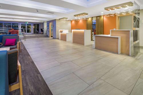 Lobby, La Quinta Inn & Suites by Wyndham Orange County Airport in Santa Ana (CA)