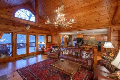 Serenity Lodge and Stable by Escape to Blue Ridge - main image