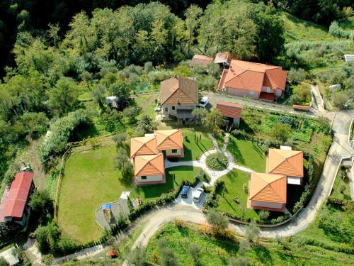  Cozy Holiday Home with Swimming Pool near Lake in Liguria, Pension in Bolano