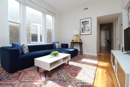 FRONTDESK Wicker Park 2 BR Apt with Laundry