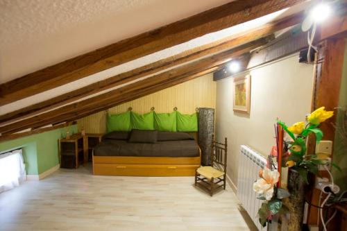2 bedrooms, 5 beds