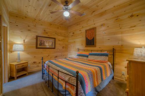 TreeTops- Pet Friendly Master on Main 5 minutes from Downtown Blue Ridge in Blue Ridge, USA