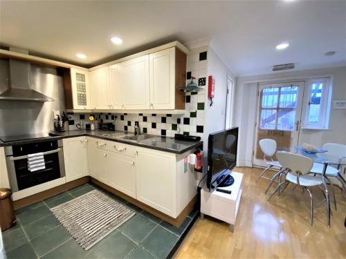 Cosy Apartment In Notting Hill/bayswater Area With Street View In Trendy Westbourne Grove, , London