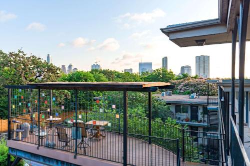 Newning 1BR Condo with pool - image 6