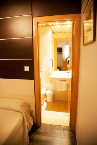 Single Room image 5