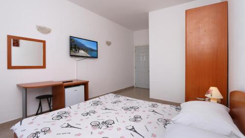 Double Room with Balcony image 9