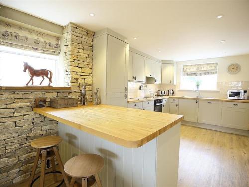 Old Groom's Cottage WITNEY - image 7