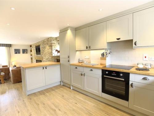 Old Groom's Cottage WITNEY - main image