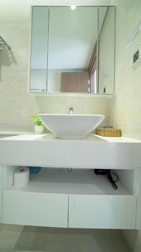 Three-Bedroom Apartment image 7