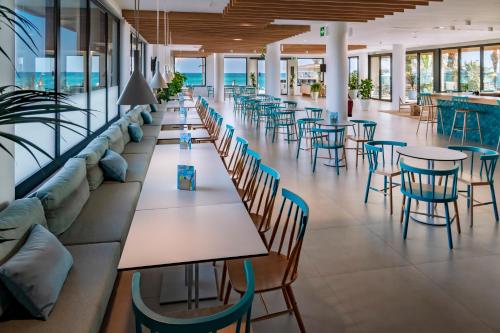 Restaurant, Caprici Beach Hotel & Spa in Santa Susana