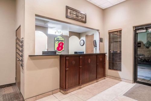 Super 8 by Wyndham Bismarck - image 12