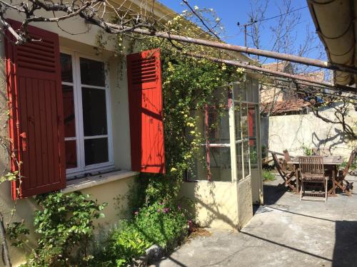 Le petit 45 sous les platanes