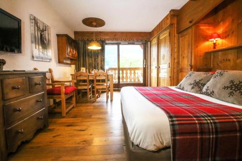 1 double bed, 1 twin bed
