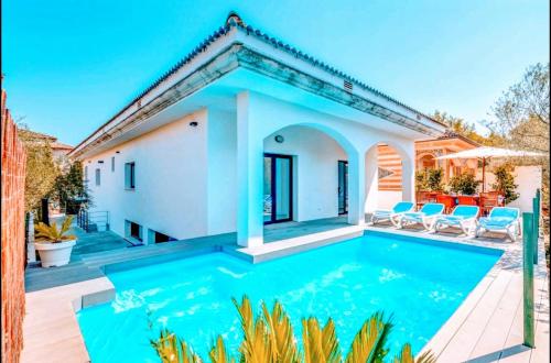  Villa de Diseño con Piscina Privada in Son Serra de Marina