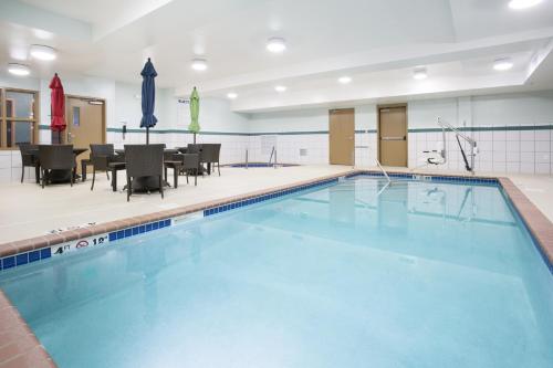 Holiday Inn Express Hotel & Suites Minot South By IHG - 수영장