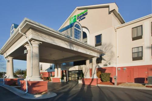 Holiday Inn Express Hotel & Suites Laurinburg