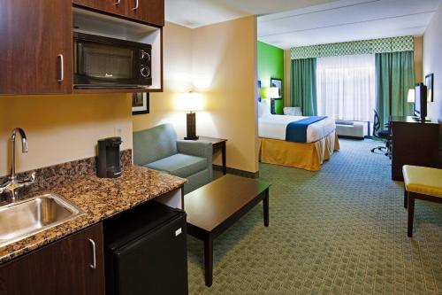 Holiday Inn Express Hotel & Suites Newport South an IHG Hotel - image 7