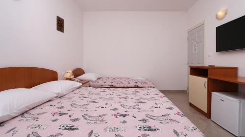 Twin Room with Mountain View image 5