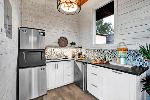 Premier Hill Country Retreat w/ Pool-Hot Tub-Views - image 7