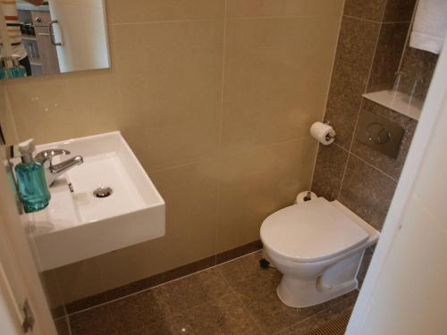 Bathroom, Simply Rooms & Suites Hotel in West Kensington