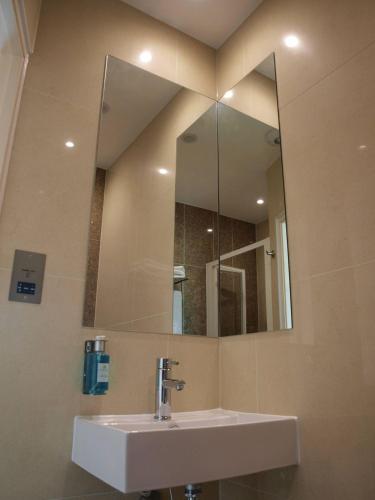 Bathroom, Simply Rooms & Suites Hotel in West Kensington