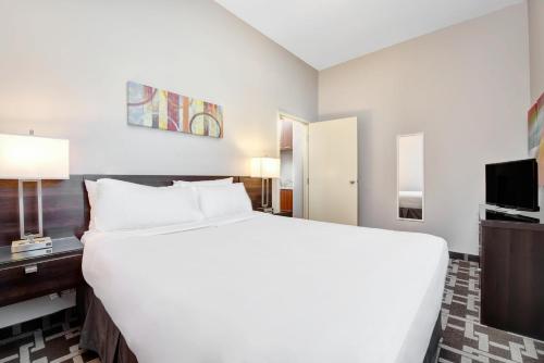 The Willowdale Hotel Toronto North York Mary-am Hotel North York is perfectly located for both business and leisure guests in Toronto (ON). The hotel offers a wide range of amenities and perks to ensure you have a great time. Service-minded