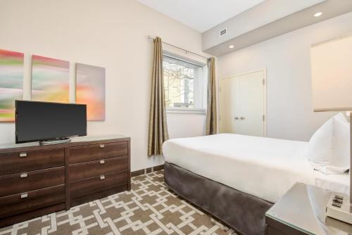 One-Bedroom Queen Suite