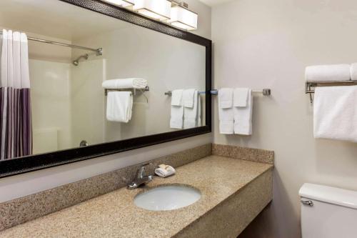 La Quinta Inn & Suites by Wyndham Milwaukee Bayshore Area