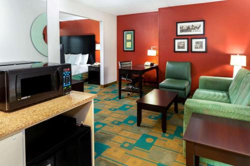 La Quinta Inn & Suites by Wyndham Milwaukee Bayshore Area