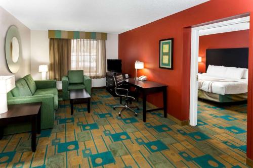 La Quinta Inn & Suites by Wyndham Milwaukee Bayshore Area